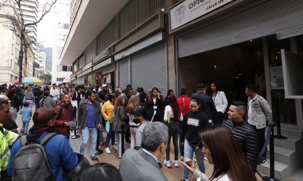 Cancillería abre oficinas los sábados en abril para expedir o renovar pasaportes sin cita previa en Bogotá