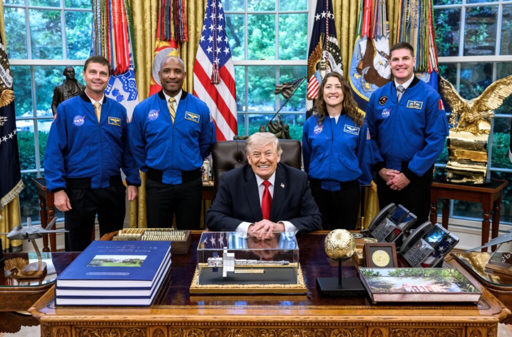 Trump recibe a astronautas de Artemis II y destaca su valentía mientras impulsa el regreso a la Luna