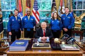 Trump recibe a astronautas de Artemis II y destaca su valentía mientras impulsa el regreso a la Luna