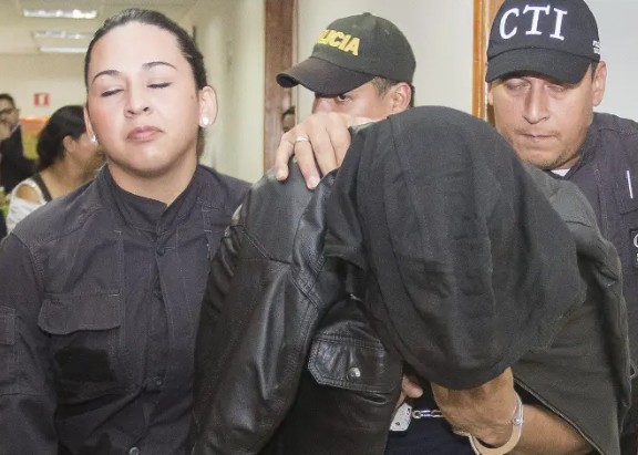 El sargento (r) RIchard Antonio Pérez, durante las audiencias de control de garantías, siempre ocultó su rostro. FOTO: ARCHIVO RÓBINSON SÁENZ