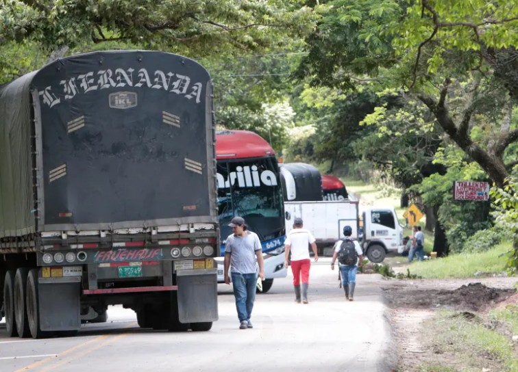 Bloqueos en Santander superan cinco días y acumulan pérdidas de $120.000 millones diarios