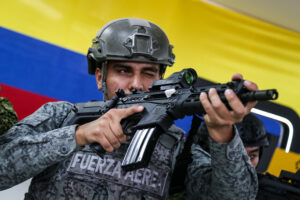 Así es el 'Fusil Jaguar', el primero hecho en Colombia y presentado por Petro