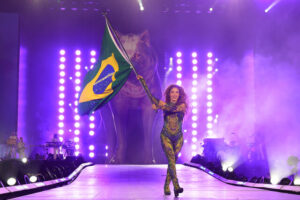 Shakira rompe récord al reunir más de 2 millones de asistentes en su concierto gratuito en Copacabana