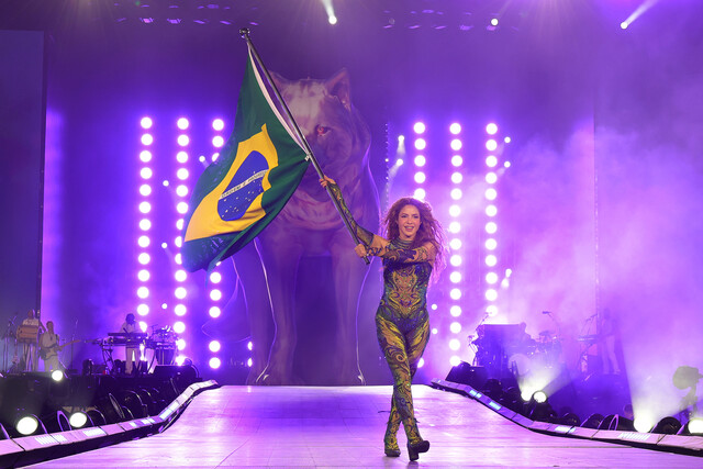 Shakira rompe récord al reunir más de 2 millones de asistentes en su concierto gratuito en Copacabana