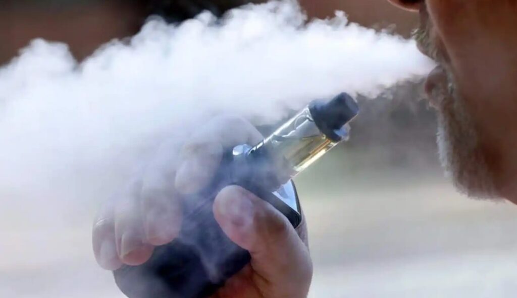 Estudio revela que el vapeo no siempre ayuda a dejar de fumar