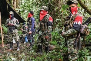 ELN propone “canje humanitario” por secuestrados en Arauca y admite que los mantiene en “prisión revolucionaria”