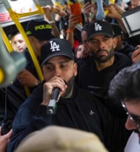 Nicky Jam se bajó del avión en el Dorado y se fue de paseo en TransMilenio por Bogotá