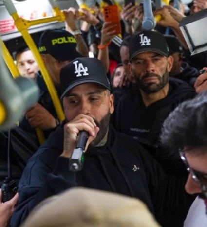 Nicky Jam se bajó del avión en el Dorado y se fue de paseo en TransMilenio por Bogotá
