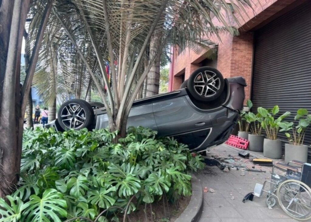 Carro cayó desde parqueadero del Club El Nogal en Bogotá: conductor sobrevivió al accidente
