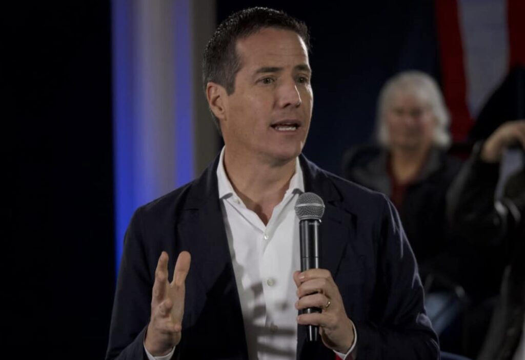 Bernie Moreno llega a Colombia como observador internacional para las elecciones presidenciales