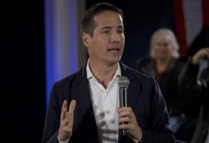 Bernie Moreno llega a Colombia como observador internacional para las elecciones presidenciales
