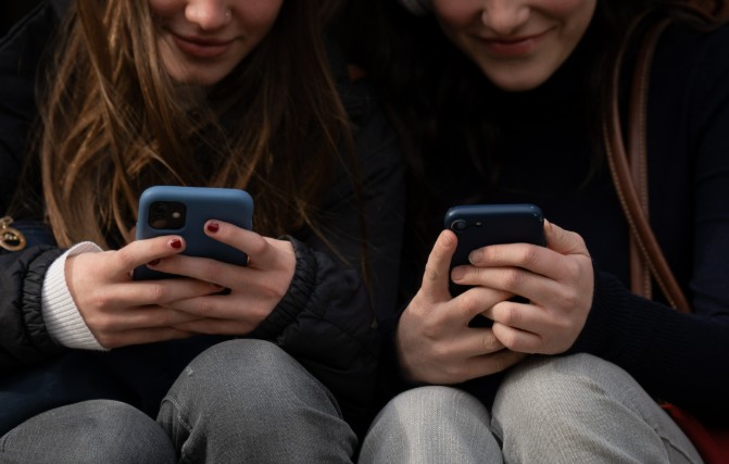 Médicos del Reino Unido advierten: el uso de redes sociales es tan perjudicial como el tabaco para los jóvenes