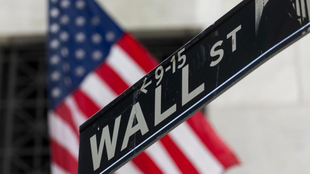 Amenazas de Trump contra Irán disparan el petróleo y hunden a Wall Street