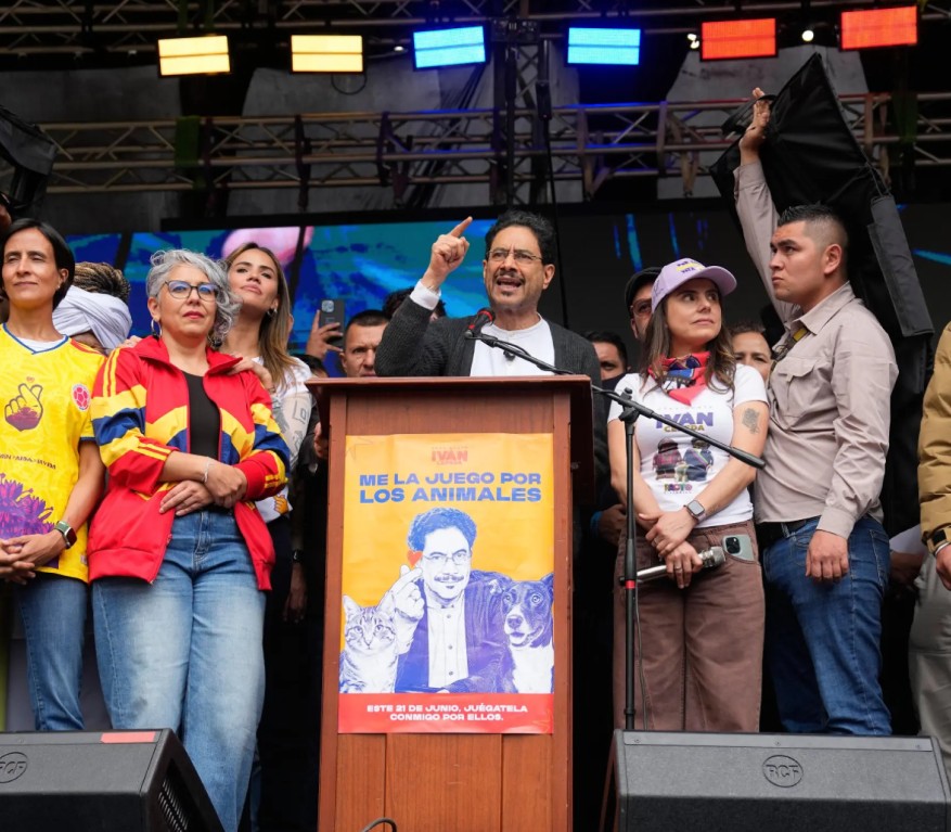 Votar temprano y vigilar las urnas: el llamado de Iván Cepeda en su cierre de campaña en Bogotá