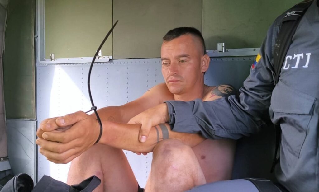 Capturan a alias 'Mono Huevo' en Meta tras operativo; comunidad intentó impedir su detención con una asonada