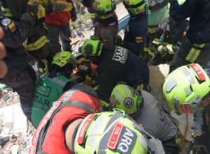 El emotivo rescate de un niño de 11 años por parte del grupo de salvamento colombiano
