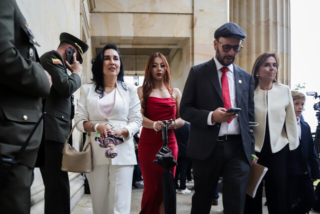 Lluvia, familias, protestas y un "elefante blanco": las imágenes que marcaron la instalación del Congreso 2026
