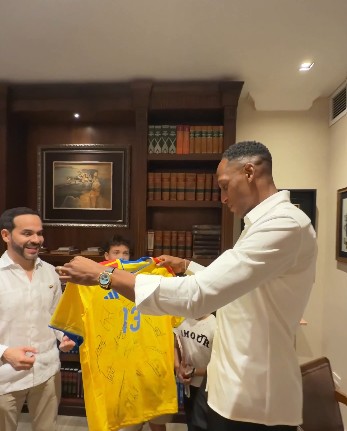 Durante visita de Juan Guillermo Cuadrado y Jerry Mina, De la Espriella asegura que el deporte será prioridad en su gobierno