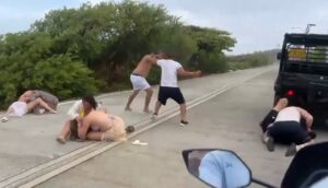 Video del momento en que turistas protagonizan una fuerte pelea durante un recorrido en carrito playero en San Andrés