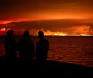 Incendios forestales en Francia y España huyen de las llamas en un verano de calor extremo