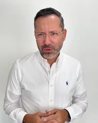 Soy ministro de Vivienda, pero también soy un padre de familia presente: la respuesta de Jaime Andrés Beltrán por polémico viaje a Santa Marta
