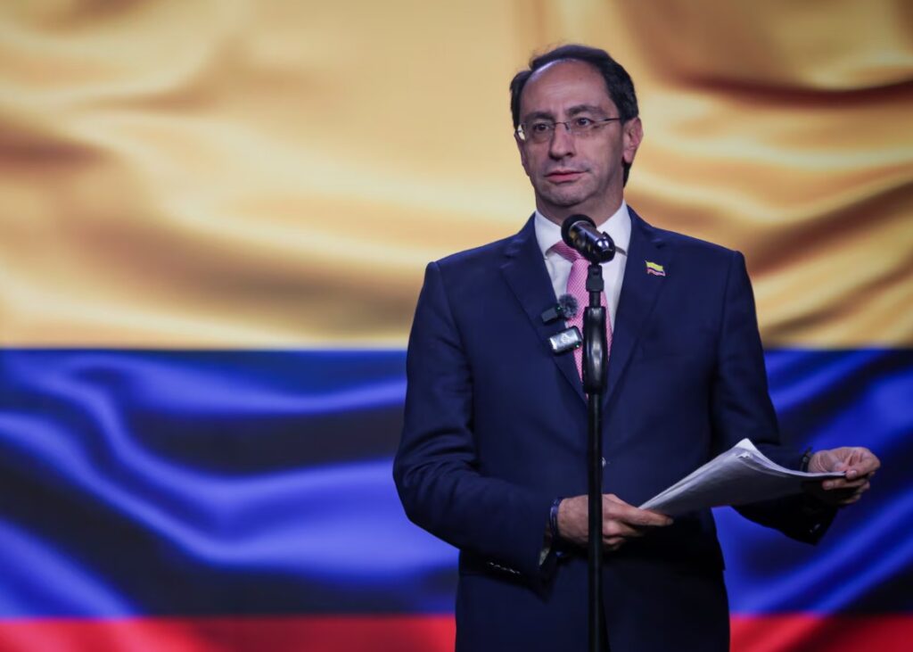 Vicepresidente José Manuel Restrepo evitó hablar de la polémica entorno al ministro de Vivienda