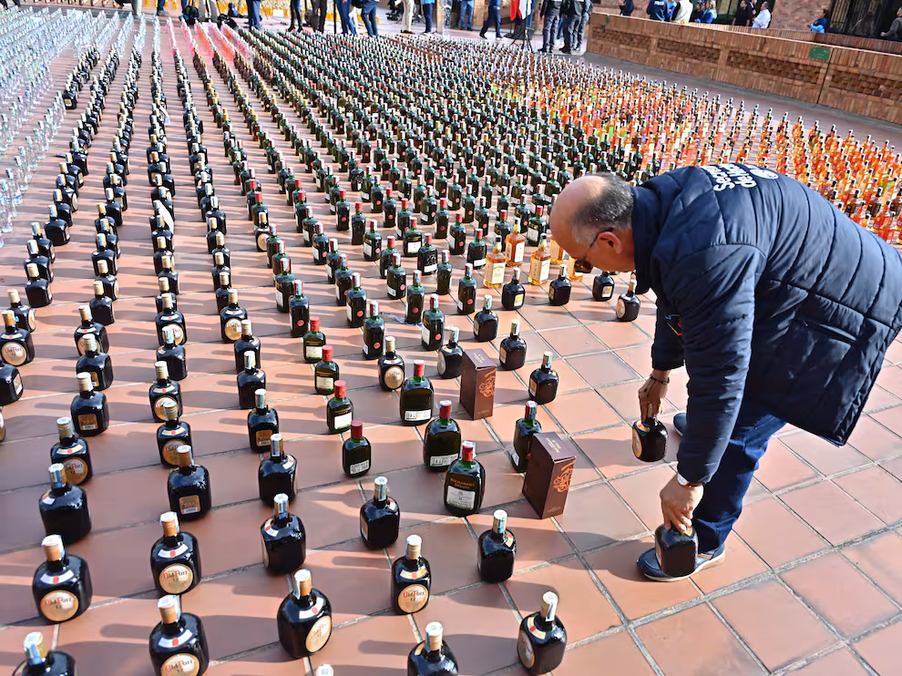 Golpe al contrabando en Bogotá: Incautan 8.520 botellas de licor adulterado tras 11 allanamientos