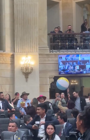 Congresistas montaron 'show de playa' durante debate de moción de censura contra Jaime Andrés Beltrán