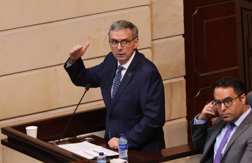 Ministro de Hacienda advierte sobre una posible recesión mientras Congreso debate el presupuesto de 2027