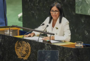 Delcy Rodríguez promete elecciones en la ONU mientras María Corina Machado intenta regresar a Venezuela