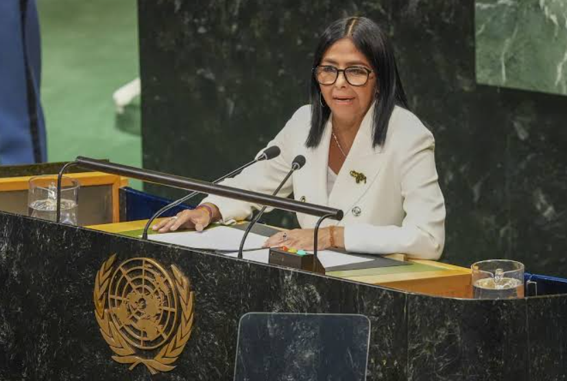 Delcy Rodríguez promete elecciones en la ONU mientras María Corina Machado intenta regresar a Venezuela
