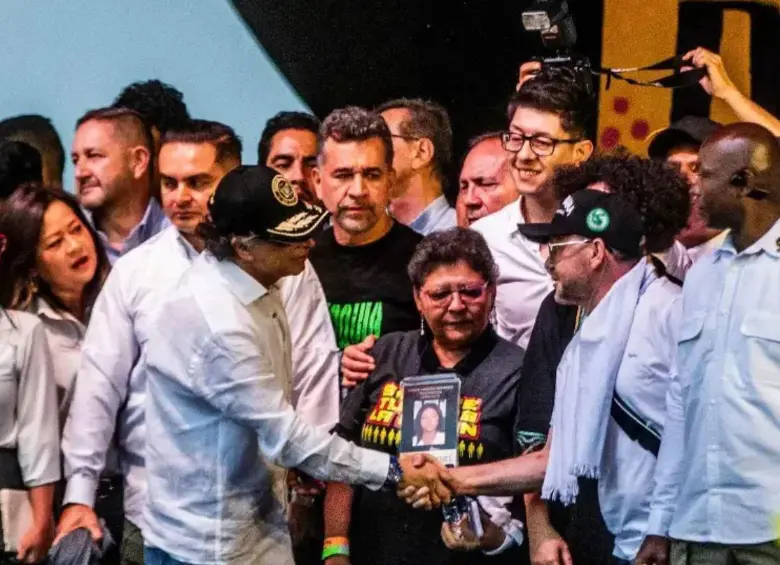 El despilfarro de la “paz total”: $125.174 millones dilapidados entre honorarios VIP y vuelos a Catar