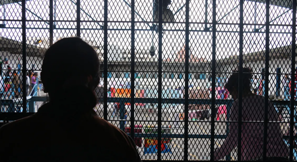 Controversia por proyecto de ley que propone hasta 15 años de cárcel para adolescentes