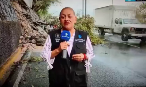 Reportera y camarógrafo fueron arrollados en vivo mientras cubrían lluvias en México