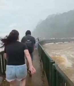 Histórica crecida del río Iguazú obliga a cerrar las Cataratas en Argentina y restringir visitas en Brasil