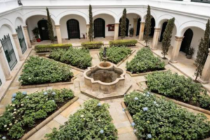 Cancillería cambia nombre al patio del Palacio de San Carlos en medio de su estrategia 'antiwoke'