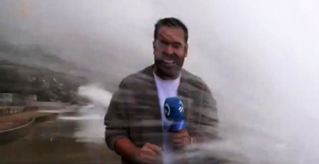 Periodista fue sorprendido por ola gigante cuando hacia reporte del tiempo