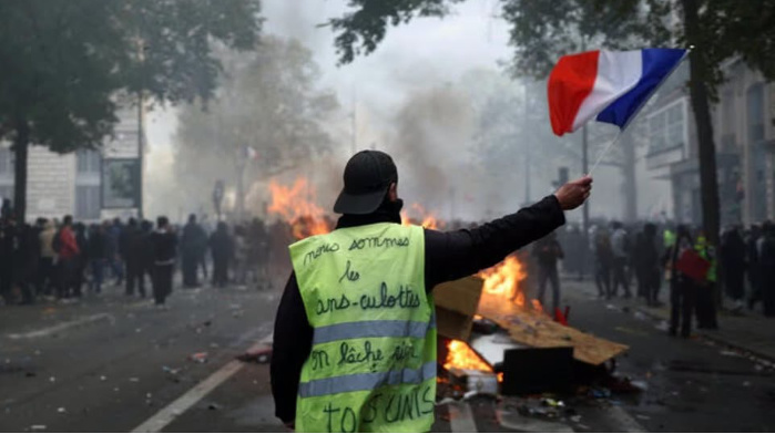 El gobierno de Francia decretó toques de queda parciales tras la ola de disturbios
