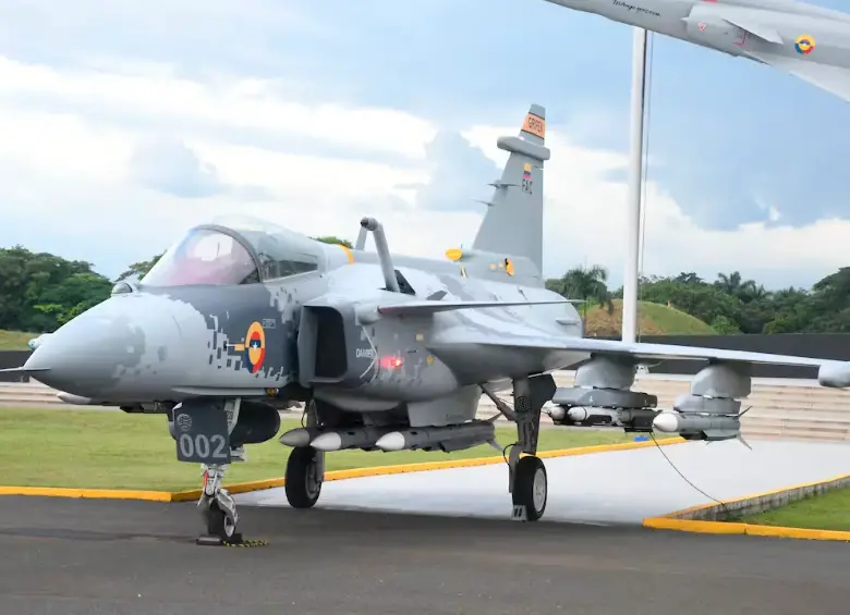 Contraloría alerta de posible desfalco de $2.130 millones en pago de aviones Gripen por tasa de cambio irregular
