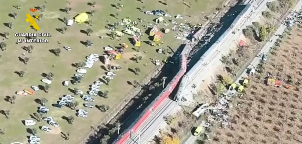 Grave accidente ferroviario en Toledo deja al menos 68 muertos tras el choque entre dos trenes de alta velocidad